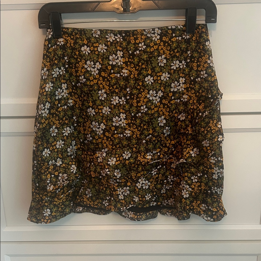 Le Lis Wild Bud Floral Mini Ruffle Skirt